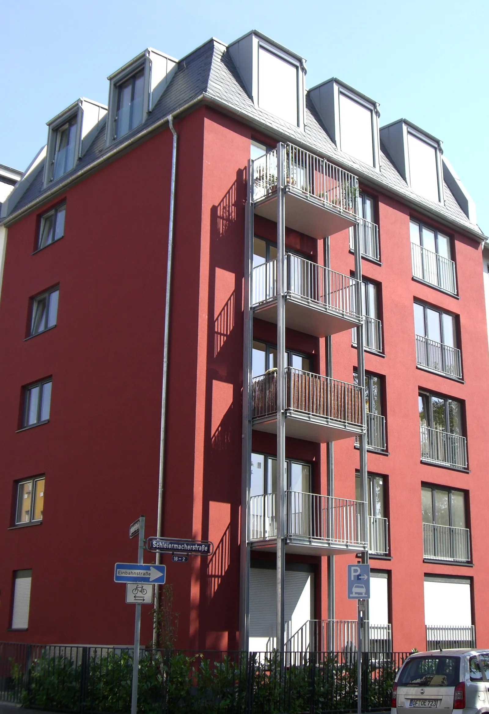 Rotes Wohngebäude mit Balkonen