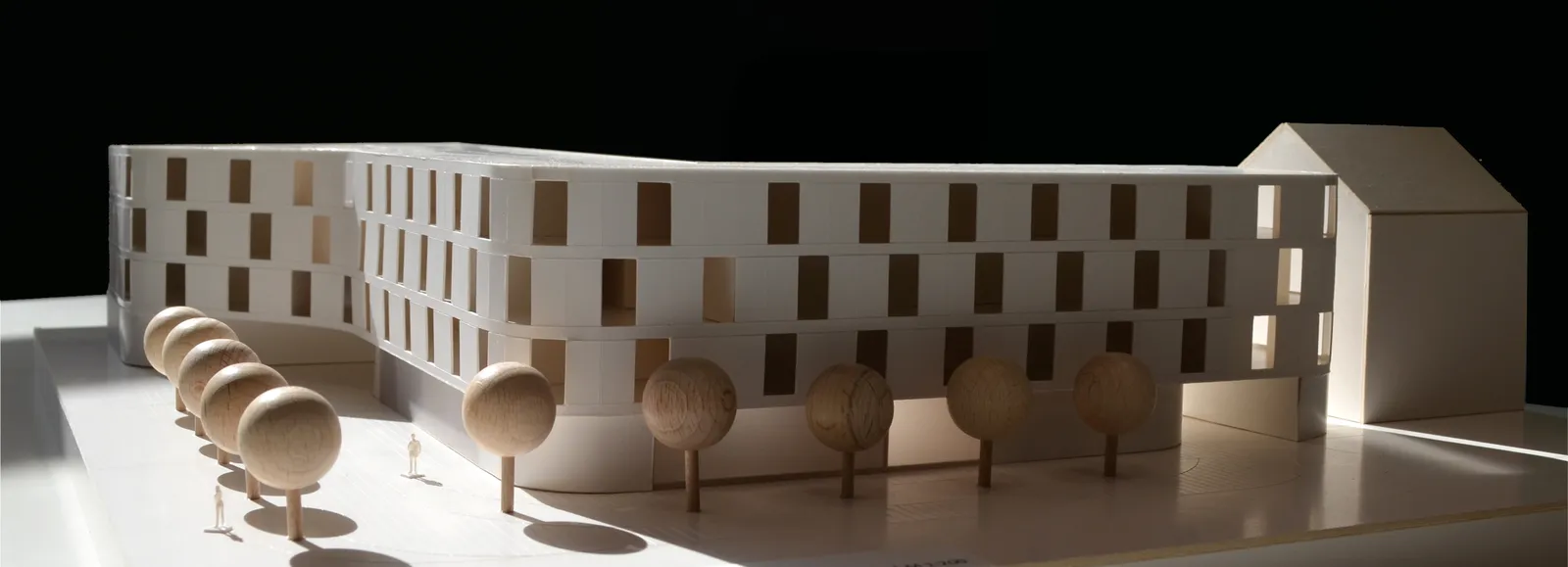 Architekturmodell eines Gebäudeensembles mit Baumreihe
