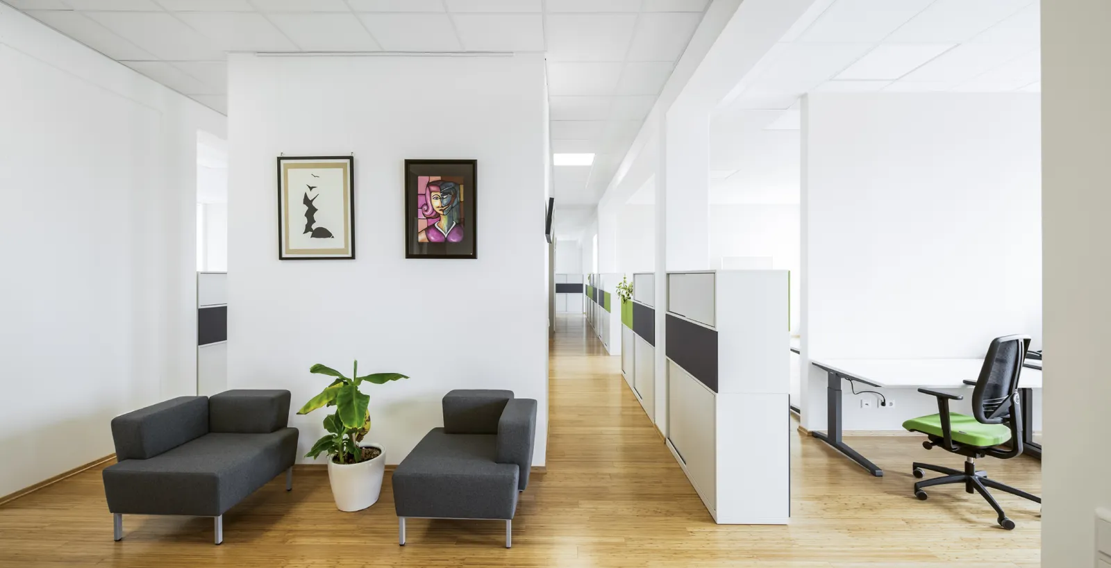 Helles Bürointerieur mit klarer Raumstruktur