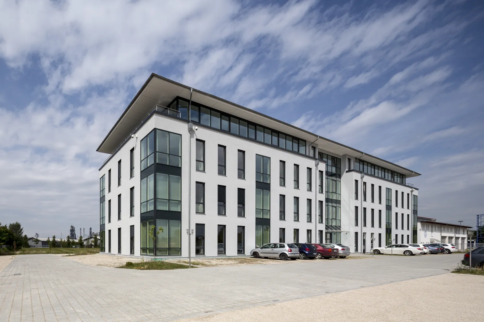 Viergeschossiges Bürogebäude mit heller Fassade