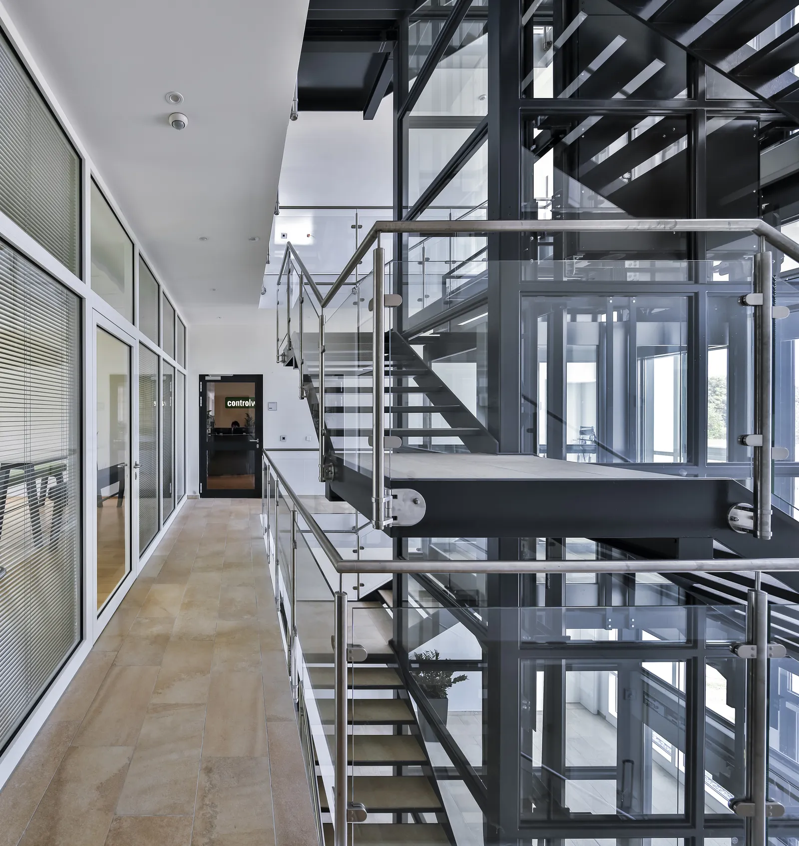 Treppenraum in einem modernen Innenausbau