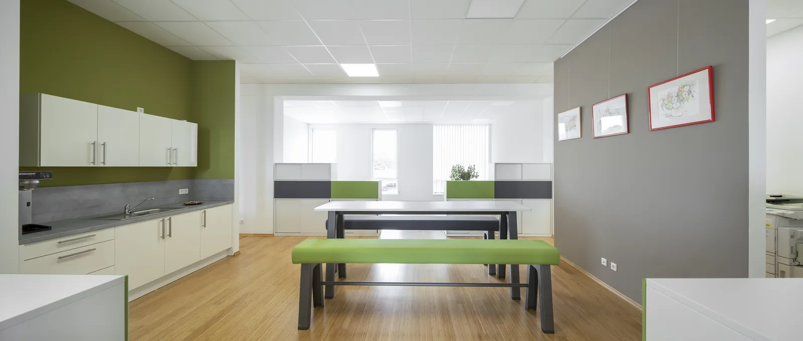 Moderner Innenausbau mit hellen Flächen und grünen Akzenten