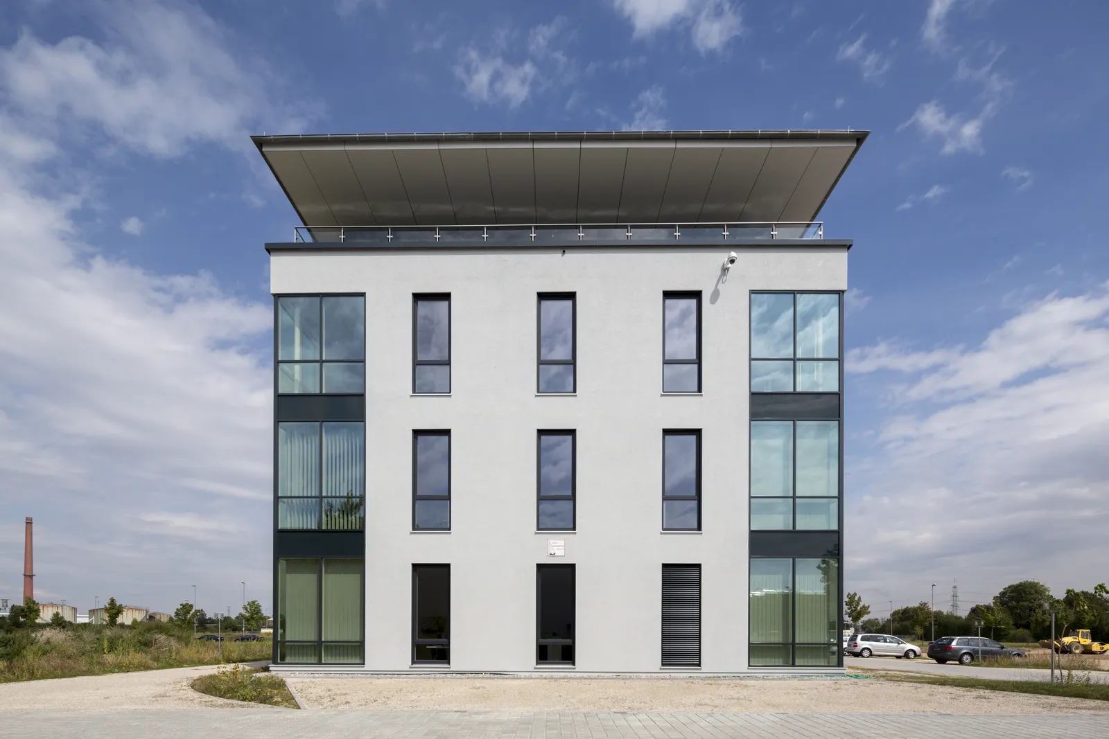 Modernes Bürogebäude mit heller Fassade