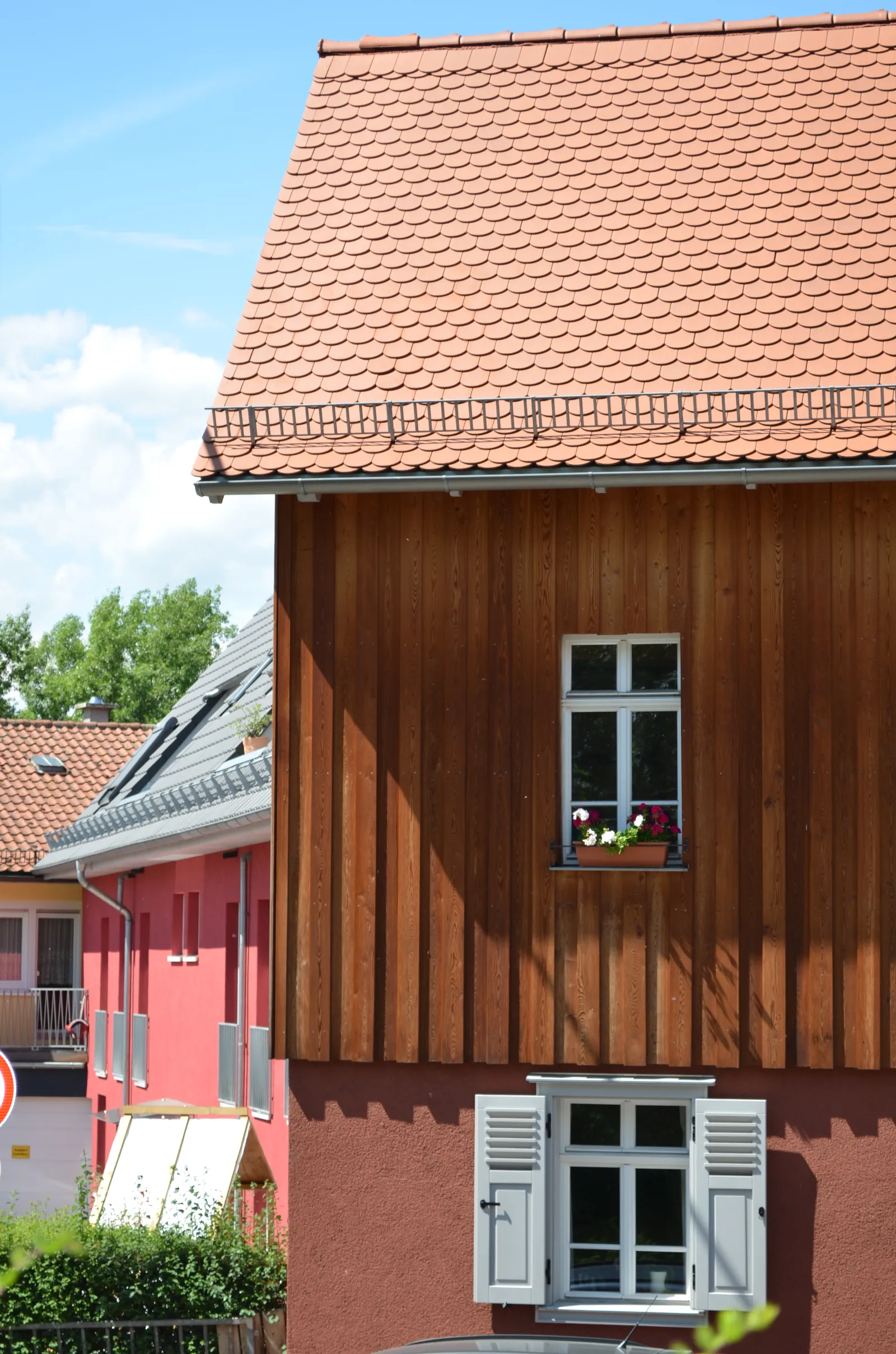 Holzfassade eines Wohnhauses