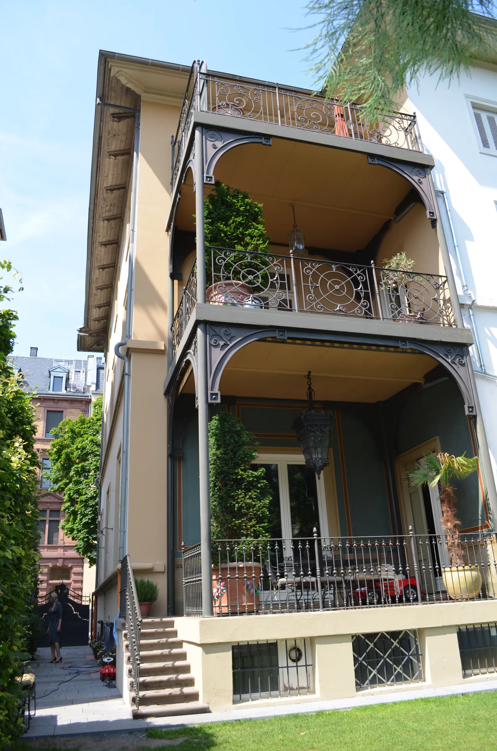 Historischer Balkon mit Ziergeländer