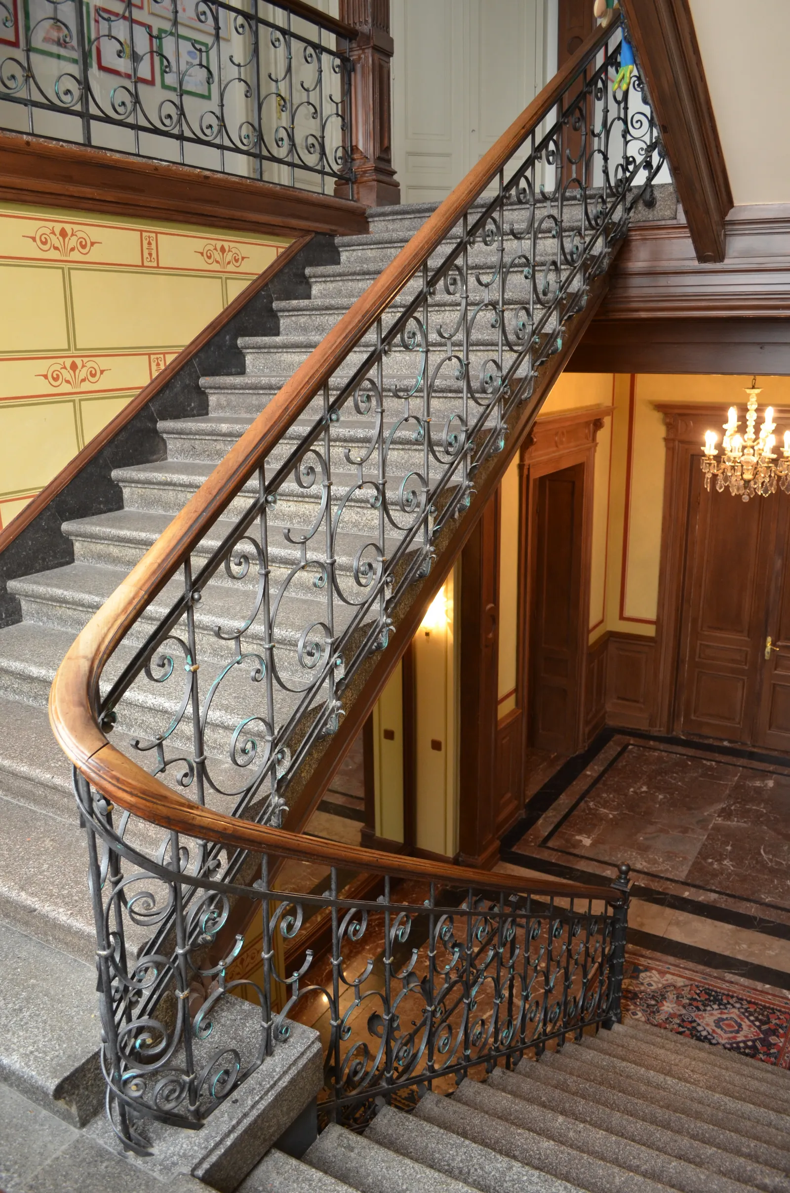 Historische Treppe mit schmiedeeisernem Geländer