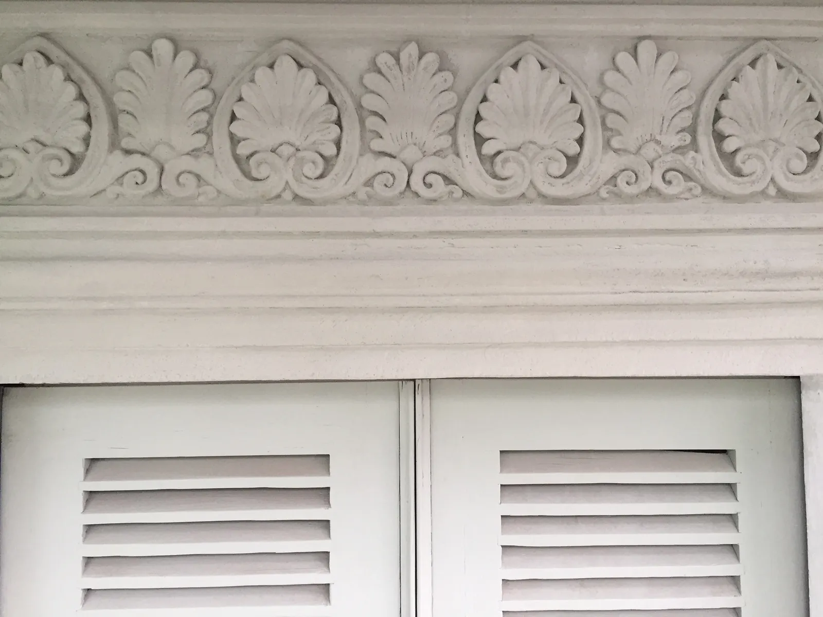Historisches Fassadendetail mit ornamentiertem Stuck